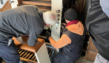 Besuch des Orgelbauers zur Inspektion und Vorbereitung der Reparatur unserer historischen Orgel